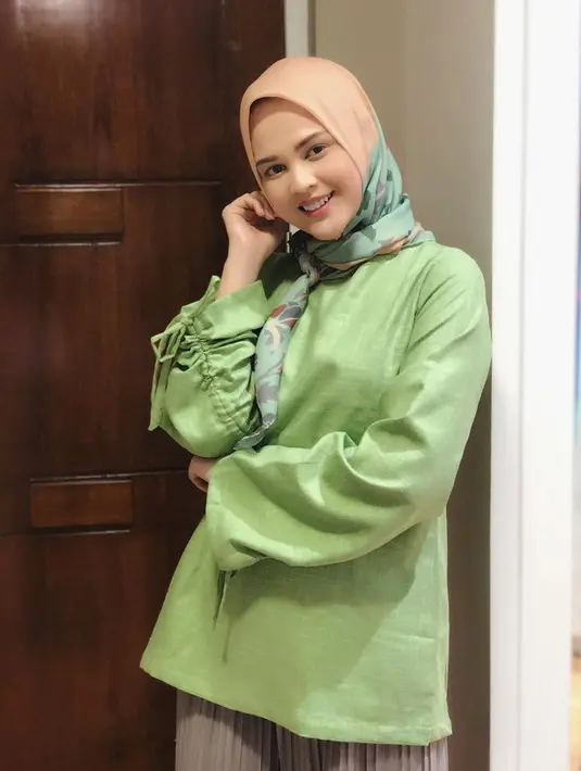 Meski baru mantap berhijab awal tahun, namun Meyriska sudah pandai memadu padankan busan hijabnya. Dengan busan bewarna pastel dan hiba motif, membuat penmapilan Meyriska terlihat sederhana namun tetap menawan. (Liputan6.com/IG/cutratumeyriska)