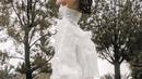 Melalui akun Instagramnya, Anya Gerladine cukup sering mengunggah foto mengenakan gaun. Kali ini, ia tampil menawan dengan gaun berwarna putih yang terbuka di bagian lengannya. Penampilannya itu dilakukan untuk sesi pemotretan.(Liputan6.com/IG/@anyageraldine)