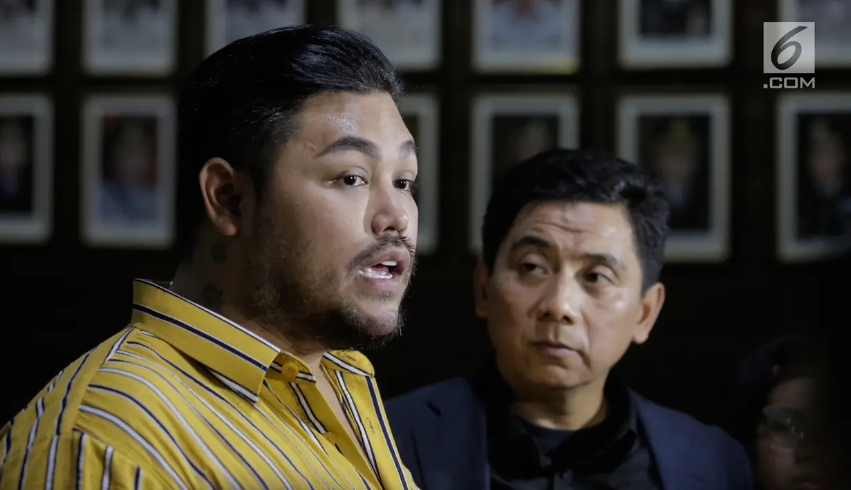 Ivan Gunawan memberikan keterangan ke awak media saat memenuhi panggilan di Polres Metro Jakarta Barat, Kamis (17/1). Ivan Gunawan menjalani pemeriksaan terkait kasus narkoba yang menjerat asistennya berinisial AJA. (Muhammad Akrom Sukarya/Kapan Lagi)