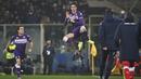 Drama tujuh gol tersaji saat Fiorentina mampu menumbangkan AC Milan 4-3. Ini merupakan kekalahan pertama Rossoneri di Serie A musim ini. (AP/Massimo Paolone)