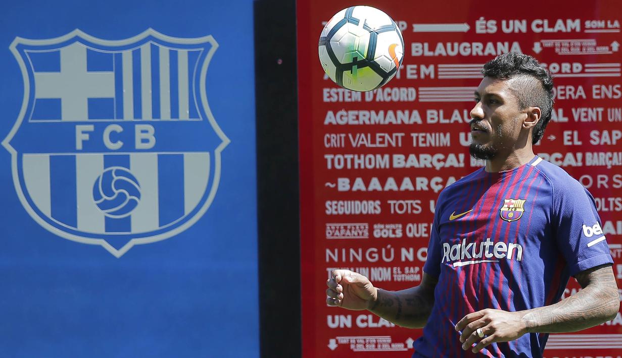 Gelandang baru Barcelona, Paulinho, menunjukan keahliannya dalam mengolah bola saat diperkenalkan di Stadion Camp Nou, Kamis (17/7/2017). Pria asal Brasil ini resmi berseragam Barcelona setelah ditebus dari Guangzhou Evergrande. (AP/Manu Fernandez)
