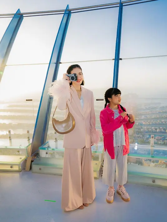 Kali ini, Marsha dan Jizzy yang tampil matching dengan outfit bertema warna pink.  [credit: IG: @marshatimothy/ @armanfebryan].