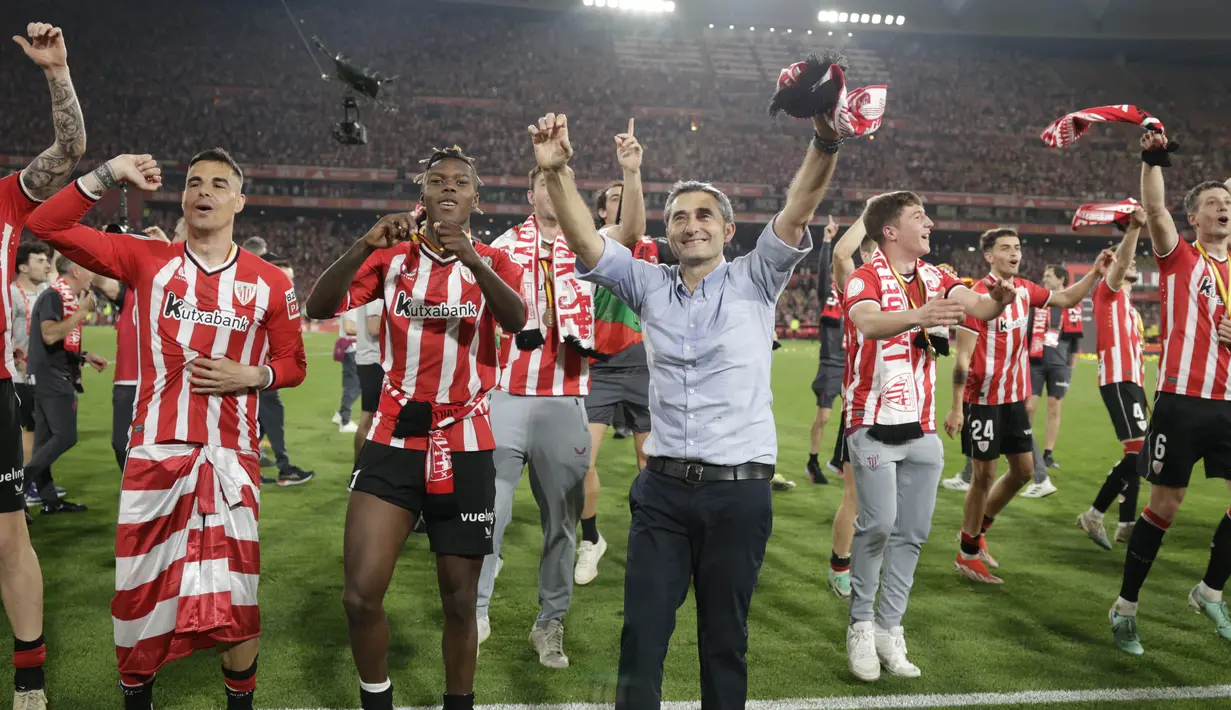 Pelatih Athletic Bilbao, Ernesto Valverde, merayakan kemenangan setelah menjuarai Copa del Rey di Stadion Olimpico de Sevilla, Minggu (7/4/2024). (AFP/Jaime Reina)