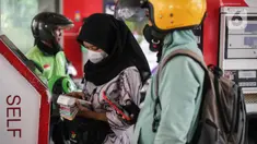 Petugas Stasiun Pengisian Bahan Bakar Umum (SPBU) mengenakan pakaian batik saat melayani konsumen di SPBU MT Haryono, Jakarta, Senin (2/10/2023). (Liputan6.com/Faizal Fanani)