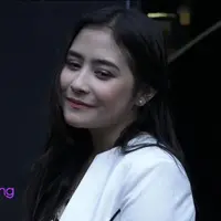 Bareng sang kekasih, Prilly Latuconsina Hadiri Konser Musik Pakai Baju Kaos