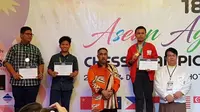 Putu Luhur Apngal Kusuma dari Bali dengan medali emas yang diraihnya di nomor Catur Standar Open U-16. (Facebook/Percasi)