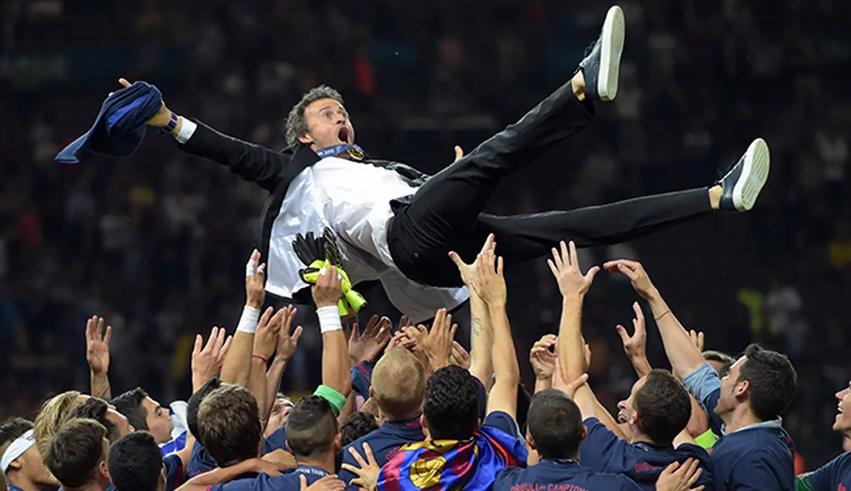 Para pemain Barcelona melakukan selebrasi kemenangan dengan mengangkat Luis Enrique. (EPA/Federico Gambarini)