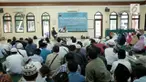 Ratusan tunanetra mengaji bersama menggunakan Alquran braile.