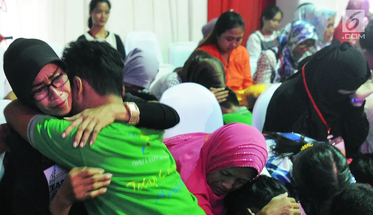 Seorang narapidana anak memeluk ibunya saat ritual basuh kaki di Lembaga Pembinaan Khusus Anak (LPKA) Kelas 1 Tangerang, Banten (17/4). Kegiatan ini untuk memfasilitasi bakti sang anak kepada ibunya. (Merdeka.com/Arie Basuki)