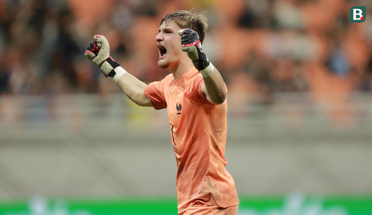 Kiper Timnas Prancis U-17, Paul Argney menjadi pahlawan dalam kemenangan atas Senegal melalui adu penalti pada babak 16 besar Piala Dunia U-17 2023 di Jakarta International Stadium, Jakarta Utara, Rabu (22/22/2023) malam WIB. Berkat aksinya menggagalkan eksekusi penalti penendang kedua Senegal, Daouda Diong, Les Bleus Muda menang 5-3 dalam adu penalti. Dengan hasil ini Prancis berhak lolos ke perempat final dan menjadi satu-satunya kontestan yang belum kebobolan sejak fase grup berkat aksi heroik sang kiper, Paul Argney. (Bola.com/M Iqbal Ichsan)
