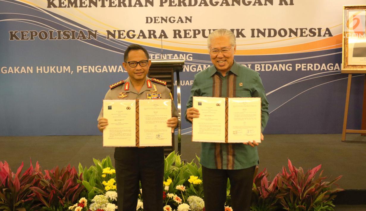Menteri Perdagangan Enggartiasto Lukita (kanan) bersama Kapolri Tito Karnavian menunjukkan berkas penandatanganan kerja sama di Jakarta, Senin (8/1). (Liputan6.com/Angga Yuniar)