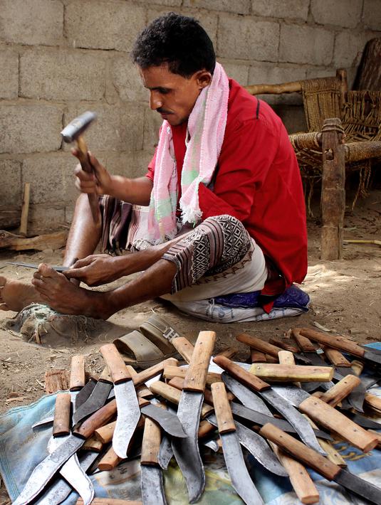 Foto 4 Agustus 2018, perajin membuat pisau tradisional, jambiya, dari sisa-sisa rudal di Hajjah. Jambiya merupakan pisau belati khas Yaman yang berbentuk melengkung dan biasa digunakan kaum pria sebagai simbol keberanian dan perhiasan. (AP/Hammadi Issa)