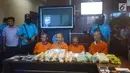Sejumlah tersangka dan barang bukti narkoba diperlihatkan saat gelar kasus di kantor BNN, Jakarta, Jumat (6/4). Barang haram ini diselundupkan dari Malaysia melalui jalur tikus di perbatasan Entikong, Sanggau, Kalimantan Barat. (Merdeka.com/Imam Buhori)