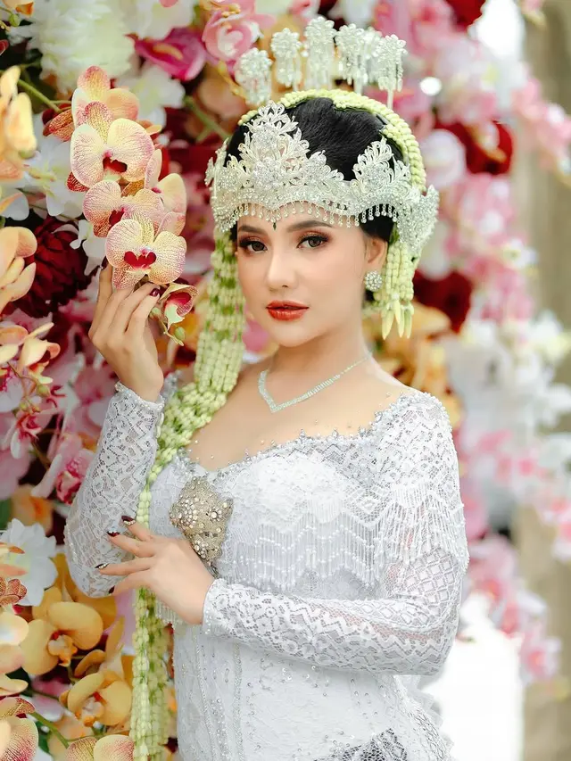 Lala Widy Gaun Pengantin Adat Sunda