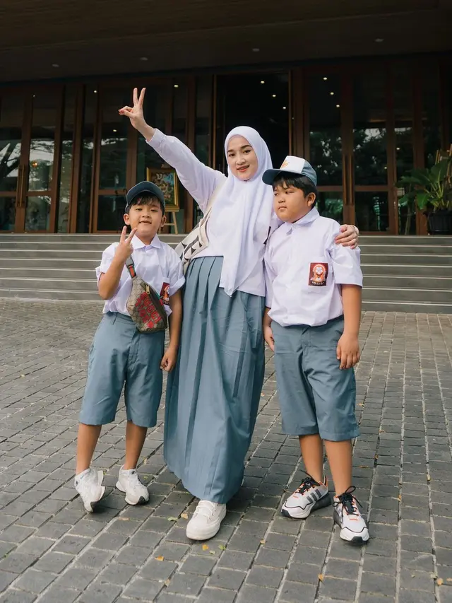 7 Potret Ririe Fairus Pakai Seragam SMA Bersama Buah Hati Ini Tuai Sorotan