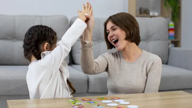 Ibu dan Anak Bermain Bersama