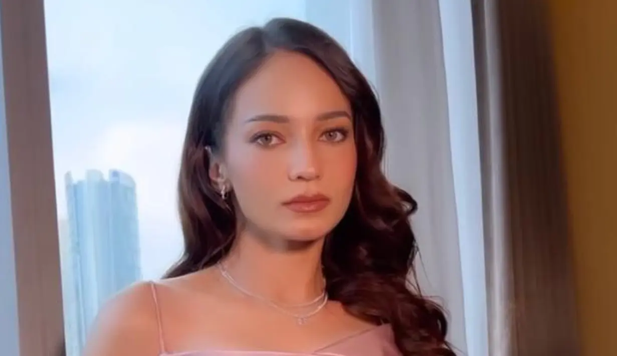 <p>Enzy Storia memilih mermaid dress dengan strap spaghetti yang sederhana tapi tak kalah memukau. [Foto: IG/enzystoria].</p>