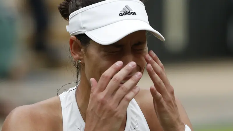 Garbine Muguruza menangis usai kalahkan Venus Williams pada final Wimbledon 2017. Muguruza menang 7-5, 6-0, Sabtu (15/7/2017). 