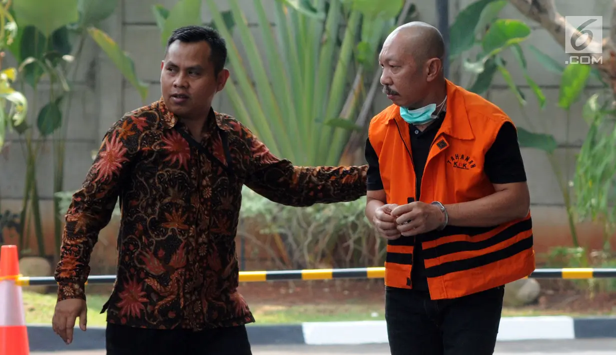 Wakil Ketua DPRD Lampung Tengah Raden Zugiri (kanan) saat tiba di Gedung KPK, Jakarta, Rabu (24/7/2019). Raden diperiksa sebagai tersangka terkait dugaan suap serta gratifikasi pengadaan barang dan jasa di lingkungan pemerintahan Lampung Tengah pada tahun 2018. (merdeka.com/Dwi Narwoko)