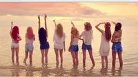 Girls Generation saat beraksi dalam video Party yang memperlihatkan gaya mereka yang segar di musim panas.