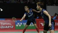 Pebulutangkis Indonesia, Greysia Polii / Apriyani Rahayu, mengembalikan kok saat melawan pasangan Bulgaria pada Indonesia Masters 2019 di Istora Senayan, Jakarta, Rabu (23/1). Greysia / Apriyani lolos ke babak kedua. (Bola.com/M. Iqbal Ichsan)