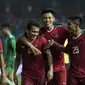 Para pemain Timnas Indonesia U-19 merayakan gol yang dicetak Egy Maulana Vikri ke gawang Kamboja U-19 pada laga persahabatan di Stadion Patriot, Bekasi, Rabu (4/10/2017). Indonesia menang 2-0 atas Kamboja. (Bola.com/Vitalis Yogi Trisna)