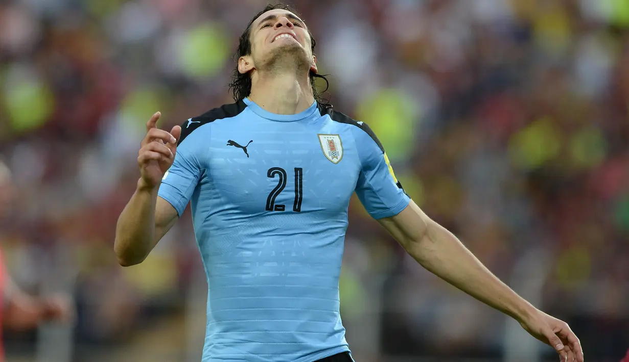 Penyerang Uruguay, Edinson Cavani memimpin puncak klasemen top scorer kualifikasi Piala Dunia 2018 zona CONMEBOL dengan torehan sembilan gol. (AFP/Federico Para)