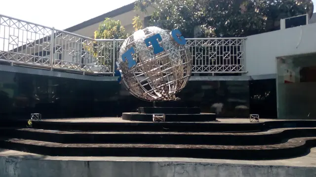 Sekolah Tinggi Teknologi Garut (STTG), salah satu warisan lembaga pendidikan peninggalan KH Anwar Musaddad di kompleks pendidikan Al-Musadaddiyah, Garut