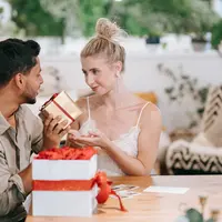 Simak panduan hadiah akhir tahun untuk orang terkasih dari Kate Spade New York.