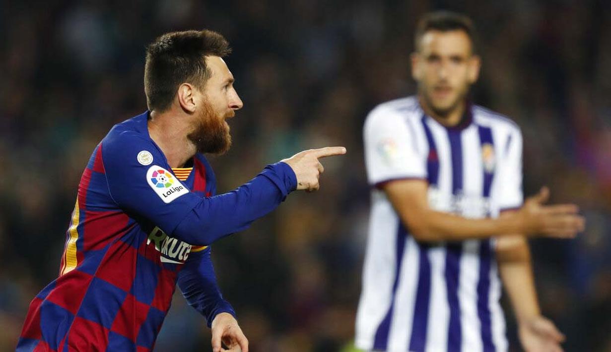 Striker Barcelona, Lionel Messi, melakukan selebrasi usai membobol gawang Real Valladolid pada laga La Liga 2019 di Stadion Camp Nou, Selasa (29/10). Barcelona menang 5-1 atas Real Valladolid. (AP/Joan Monfort)