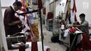 Sejumlah penjahit menjahit bendera Merah Putih di Pasar Senen, Jakarta, Kamis (2/8). Para penjahit menjual bendera Merah Putih mulai dari Rp 35 ribu hingga Rp 250 ribu per buah. (Merdeka.com/Iqbal Nugroho)