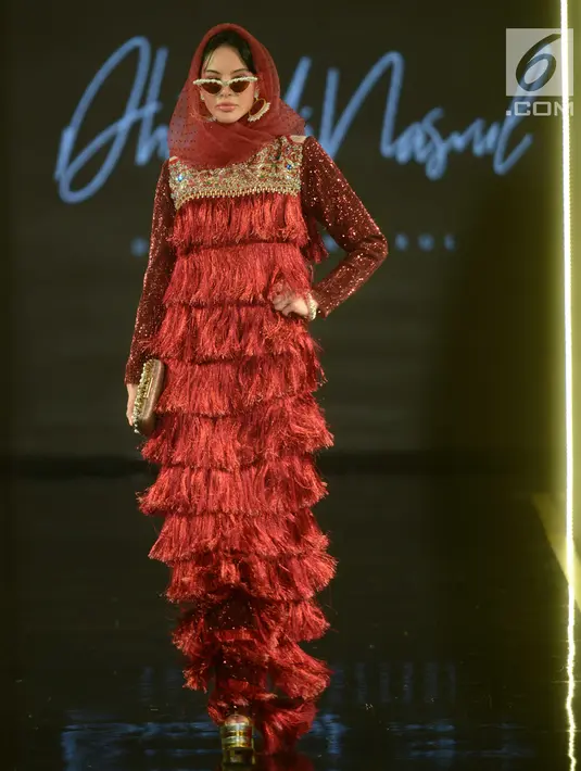 Seorang model berjalan di atas catwalk mengenakan busana rancangan Dhienda Nasrul pada hari ketiga Jakarta Modest Fashion Week di Gandaria City, Sabtu (28/7). Acara fashion ini diselenggarakan dari 26 hingga 29 Juli. (Kapanlagi.com/Bayu Herdianto)