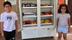 Dua orang anak berpose di depan kulkas yang berisi makanan dan minuman jelang bulan Ramadan di Dubai. Di Dubai setiap bulan Ramadan warga dan donatur mengisi kulkas yang berisi makanan dan minuman untuk berbuka puasa. (www.instagram.com/ramadanfridgesdxb)