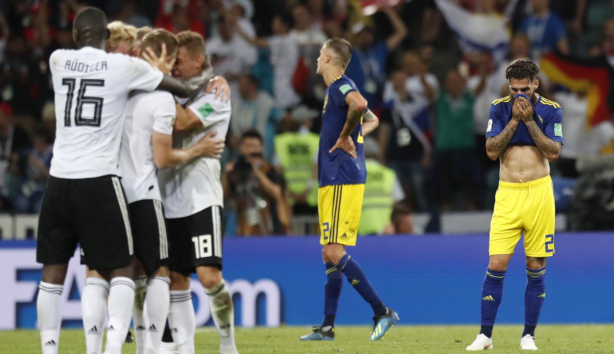 Para pemain Jerman merayakan kemenangan atas Swedia pada laga grup F Piala Dunia di Stadion Fisht, Sochi, Sabtu (23/6/2018). Jerman menang 2-1 atas Swedia. (AP/Rebecca Blackwell)