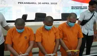 Tersangka pemalsuan dokumen kependudukan yang ditangkap Direktorat Reserse Kriminal Khusus Polda Riau. (Liputan6.com/M Syukur)