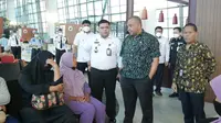 Wakil Menteri Ketenagakerjaan (Wamenaker) Afriansyah Noor  saat melakukan Inspeksi Mendadak pengiriman TKW atau PMI Ilegal di Bandara Internasional Soekarno-Hatta, Tangerang, Banten, Jumat (16/12/2022).