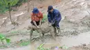 Warga menggiring seekor kambing yang diselamatkan dari timbunan longsor di Dusun Cimapag, Desa Sirnaresmi, Kecamatan Cisolok, Sukabumi, Selasa (1/1). Hingga Selasa dini hari, dua orang ditemukan meninggal dan tiga luka-luka. (merdeka.com/Arie Basuki)