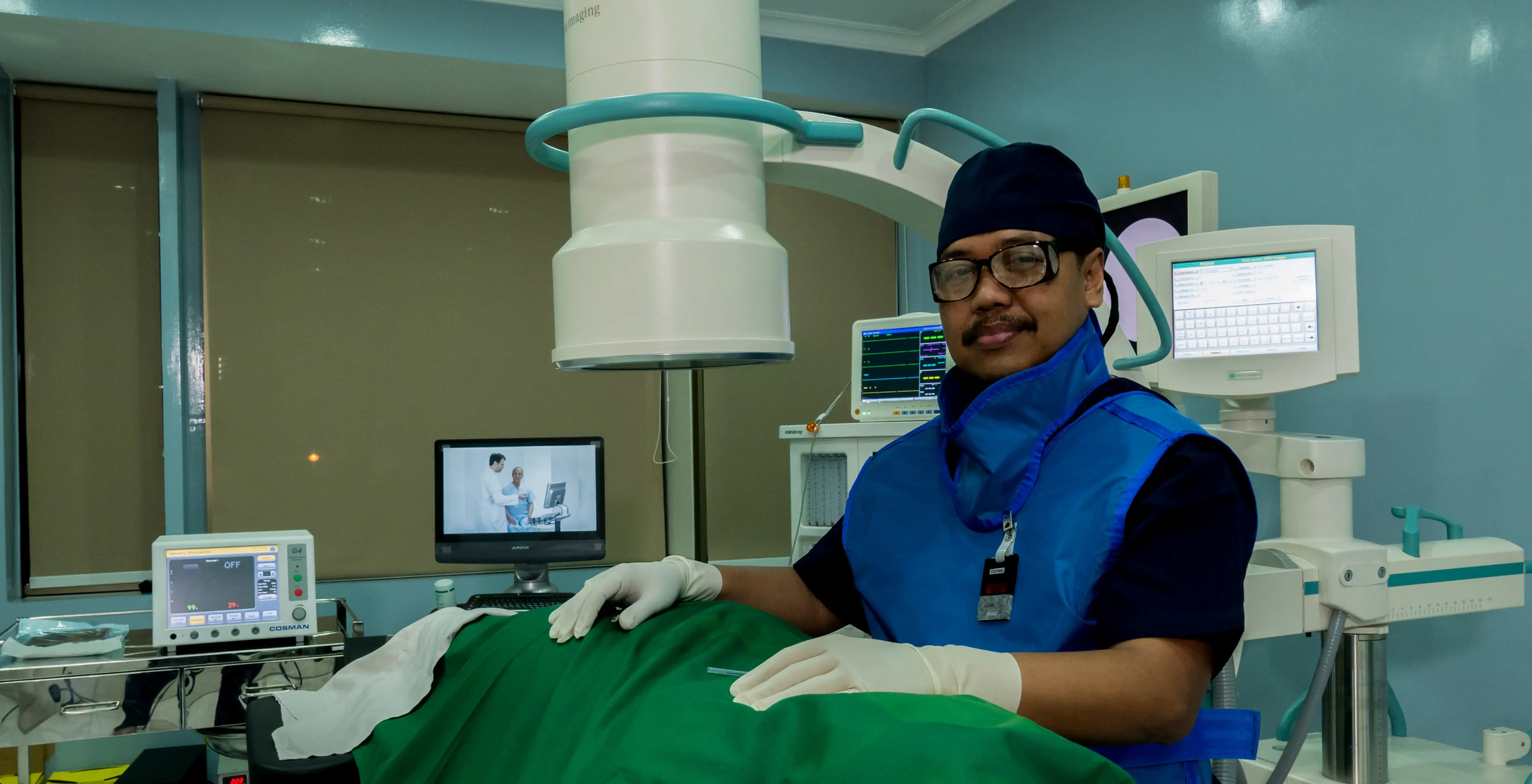Dokter Ngurah saat melakukan tindakan minimal invasif pada pasien nyeri. (Foto: KL Klinik)