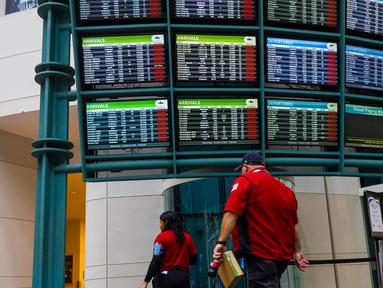 Tampilan layar menunjukkan informasi penerbangan di salah satu terminal di Bandara Internasional Orlando menjelang Badai Milton pada tanggal 9 Oktober 2024 di Orlando, Florida. (Saul Martinez/Getty Images North America/Getty Images via AFP)