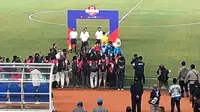 Persib Bandung mengkampanyekan Respect to Others jelang kick-of laga versus Semen Padang FC di Stadion Si Jalak Harupat, Soreang, Kabupaten Bandung, Rabu (18/9/2019) malam. (Bola.com/Erwin Snaz)