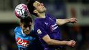 Pemain Napoli, Juan Camilo Zuniga (kiri), berebut bola dengan pemain Fiorentina, Nikola Kalinic, dalam laga Serie A Italia di Stadion Artemio Franchi, Firenze, Selasa (1/3/2016) dini hari WIB. (AFP/Alberto Pizzoli)