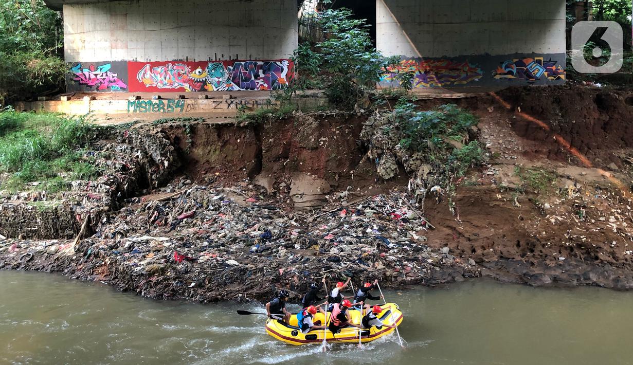 Anggota Federasi Arung Jeram Kota Depok (FAJI) berlatih di aliran Sungai Ciliwung, Depok, Jumat (26/6/2020). Latihan yang digelar tiga kali dalam seminggu itu diikuti atlet arung jeram Kota Depok serta anggota federasi lain yang menjadi calon atlet di masa depan. (Liputan6.com/Immanuel Antonius)