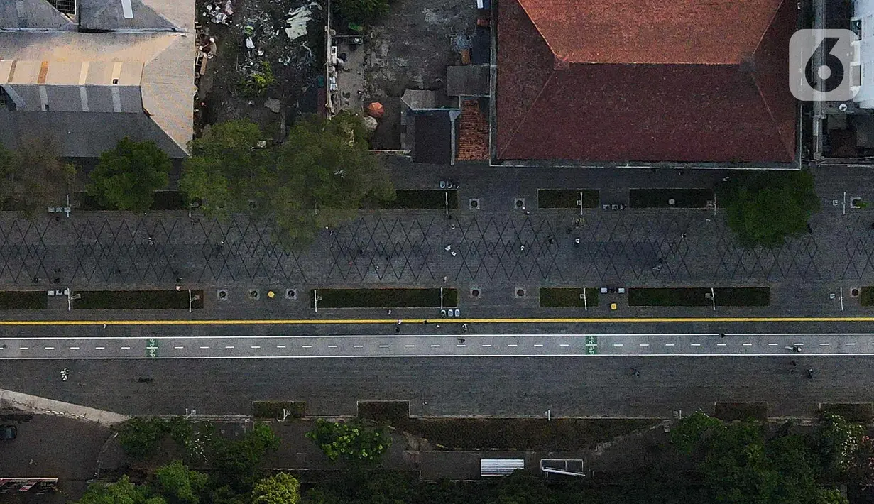 Foto udara suasana pedestrian di kawasan Kota Tua, Jakarta, Kamis (1/9/2022). Jalur pedestrian yang menghubungkan Stasiun Jakarta Kota dengan Kawasan Wisata Kota Tua itu selesai direvitalisasi dan sudah bisa digunakan pejalan kaki. (Liputan6.com/Herman Zakharia)