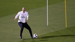 Pelatih Real Madrid, Zinedine Zidane berusaha mengontrol bola saat latihan di Abu Dhabi, Uni Emirat Arab,(11/12). Zidane memastikan Real Madrid sangat berambisi untuk kembali mendapatkan trofi Piala Dunia Klub. (AP Photo/Hassan Ammar)