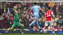 Pemain Arsenal Granit Xhaka (kanan) menyaksikan pemain Manchester City Ruben Dias (tengah) gagal mencetak gol melewati kiper Arsenal Aaron Ramsdale pada pertandingan sepak bola Liga Inggris di Stadion Emirates, London, Inggris, 1 Januari 2022. Manchester City menang 2-1. (AP Photo/Matt Dunham)