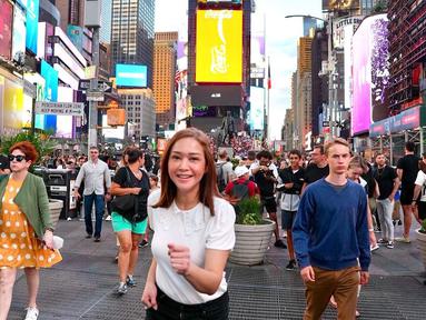 Baru-baru ini, Maia Estianty terbang ke Amerika Serikat bersama sang suami, Irwan Mussry. Mantan istri Ahmad Dhani ini memamerkan sejumlah foto selama berada di New York City. Pose di depan Time Square, wajib hukumnya. Setelahnya, Maia Estianty berpose di depan sejumlah pesawat. Koleksi foto ini lalu dipamerkan di akun Instagram terverifikasinya. (Foto: Dok. Instagram @maiaestiantyreal)