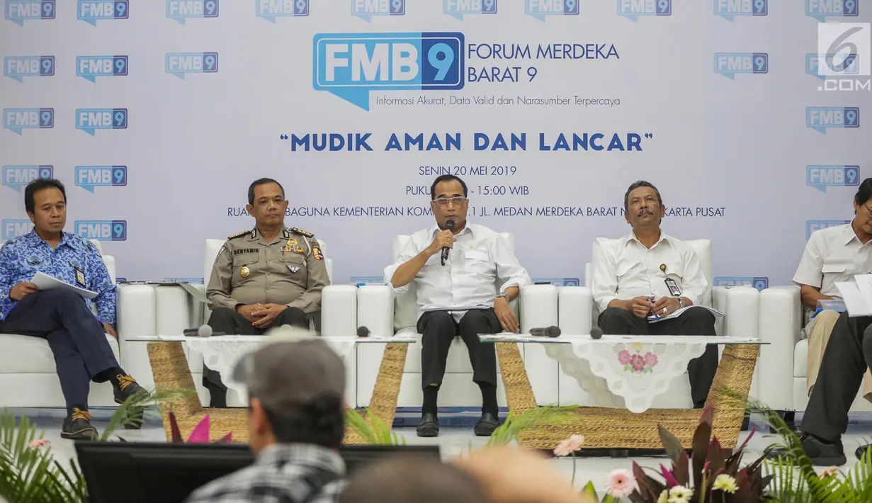 Menhub Budi Karya Sumadi (tengah) memberi penjelasan saat diskusi bertemakan 'Mudik Aman dan Lancar' di Gedung kominfo, Jakarta, Senin (20/5). Menhub mengatakan Mudik aman dan lancar ini adalah amanat dari Presiden Joko Widodo agar mudik tahun ini lebih lancar. (Liputan6.com/Faizal Fanani)