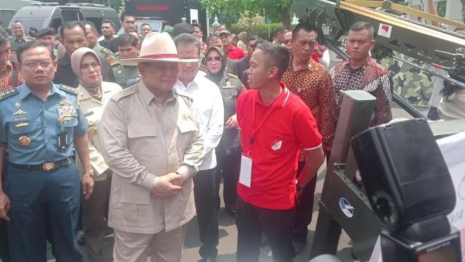 Prabowo mengatakan, pameran alutsista ini merupakan amanah dari Presiden Joko Widodo (Jokowi) untuk meningkatkan industri dalam negeri. (Ronald/merdeka.com)