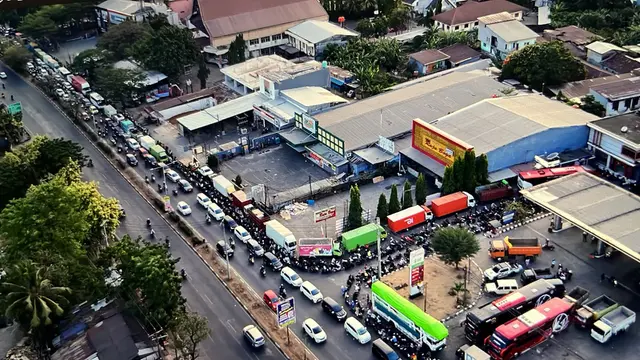 Antrean BBM Berhari-hari di Makassar, Operator SPBU Sampai Tumbang Terserang Tipes