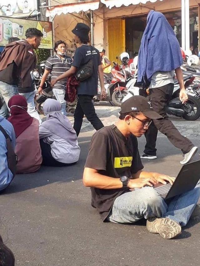 7 Potret Kocak Orang Numpang Belajar di Mana Aja